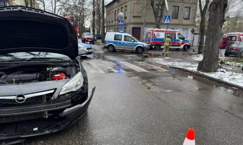 Wypadek na skrzyżowaniu. 85-latka wypadła przez okno busa