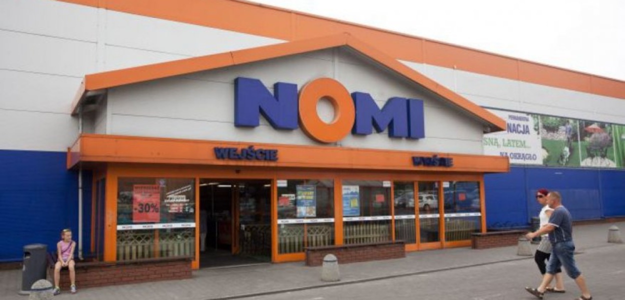 Nomi plajtuje. Pracownicy na bruk