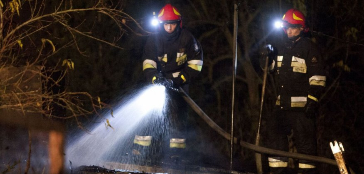 7 zastępów gasi pożar 