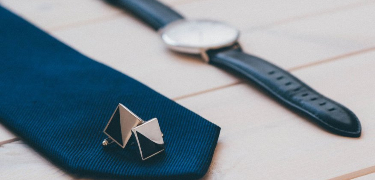 Jak zakładać spinki do mankietów?