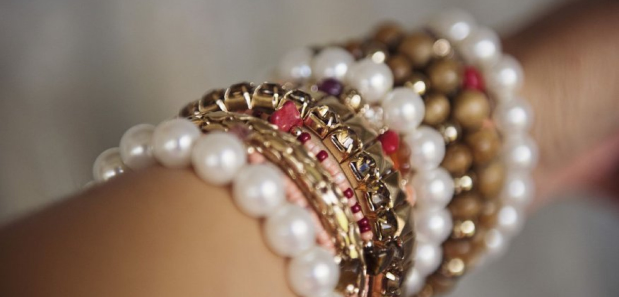 Biżuteria ślubna. Jak dobrać idealną biżuterię do sukni?