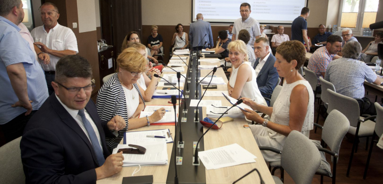 "Tośmy przećwiczyli system" - jak idzie radnym elektroniczne głosowanie?