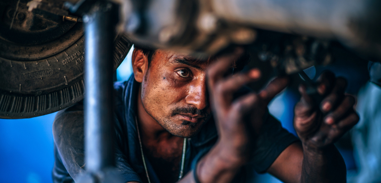 Słyszysz stukot pod kołami? Sprawdź, kiedy jechać do mechanika!