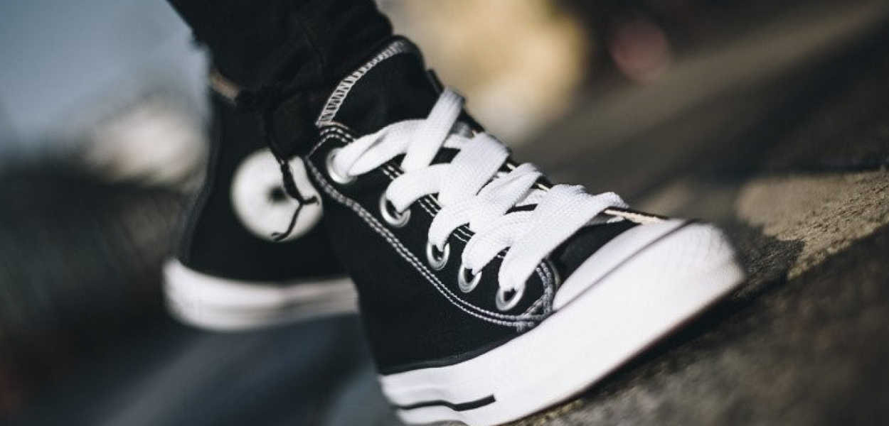 Piękna i niebezpieczna - jakie sneakersy wybrać do sukienki?