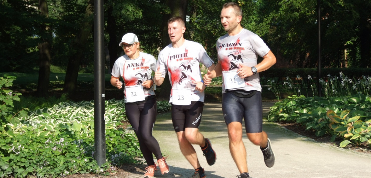  Trwa Bieg Charytatywny "12 godzin z Koroną". Przyjść i pobiec może…