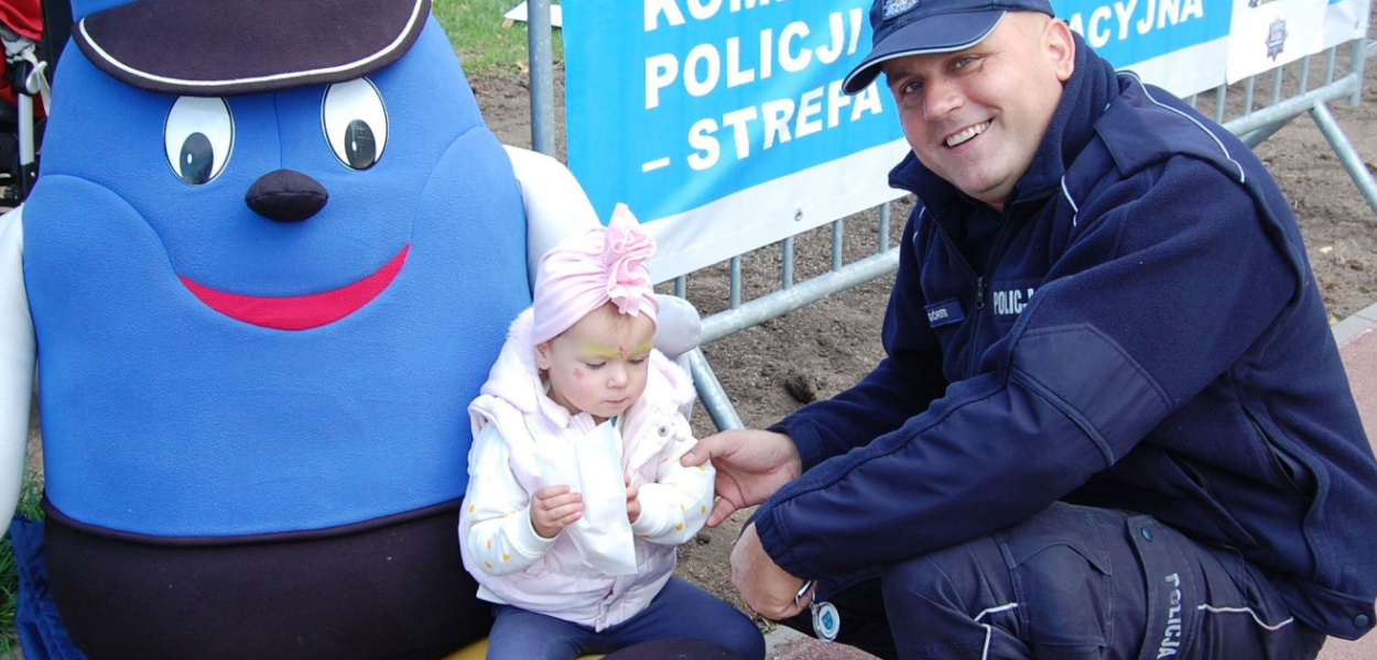  Pod granatowym namiotem pabianickiej policji najmłodszych witał Komisarz…