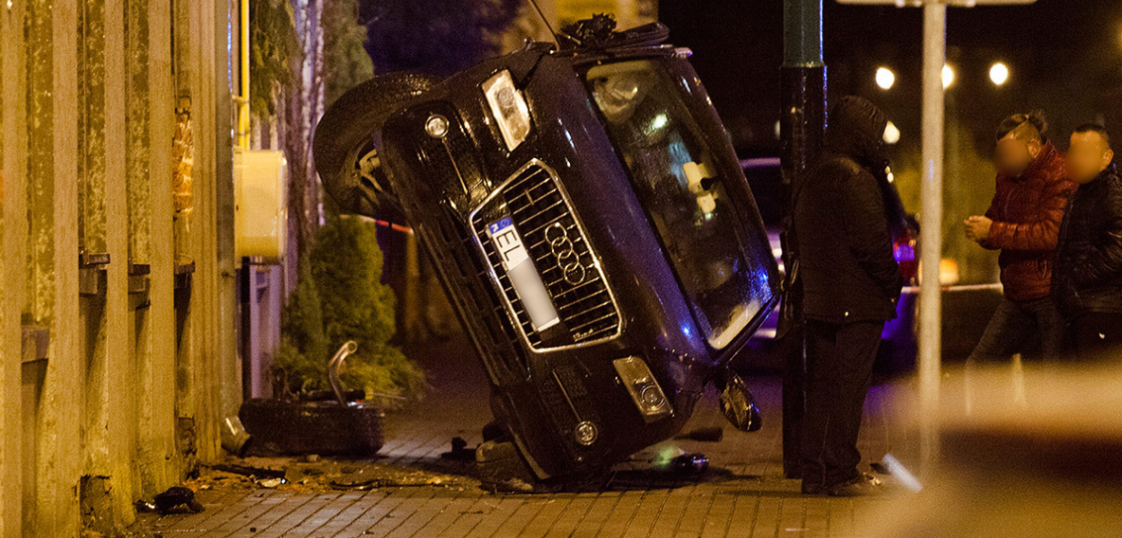 Wypadek na Nawrockiego. Audi wylądowało na dachu