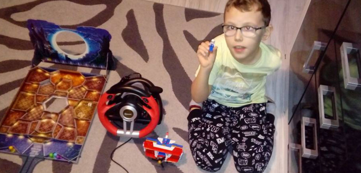 Temu dziecku możemy pomóc. 7-letni Piotruś to dziecko autystyczne