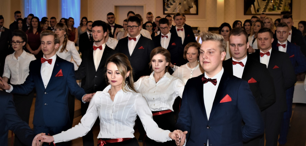  Zakończył się sezon studniówek w Pabianicach. Najczęściej maturzyści…