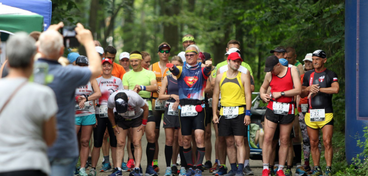  Kończą biec pierwszą dobę. Przed nimi jeszcze jedna noc i jeden dzień.