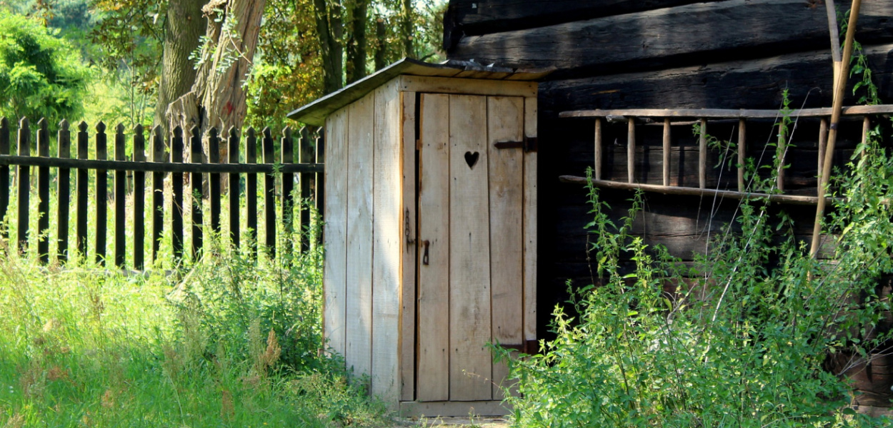  Toaleta na podwórku, brak wody w domu. Tak nadal żyją niektórzy…