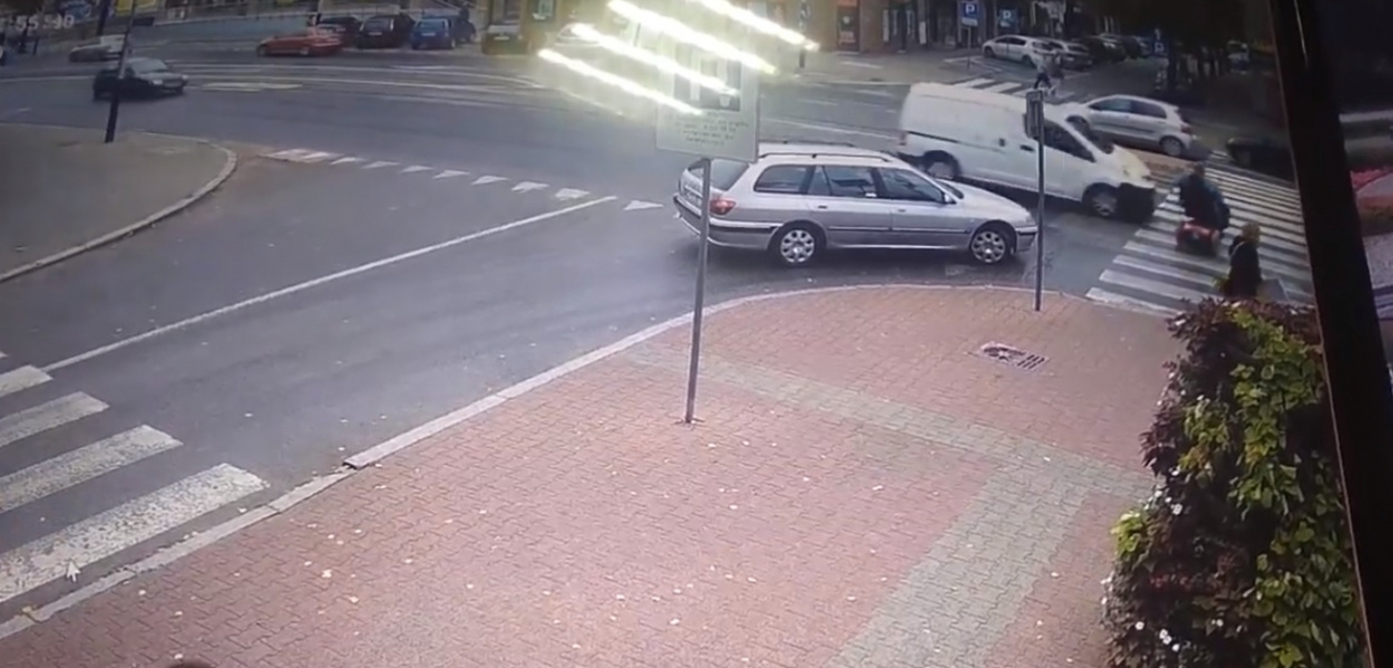  Wypadek na Zamkowej. Auto z impetem uderza w mężczyznę na wózku…