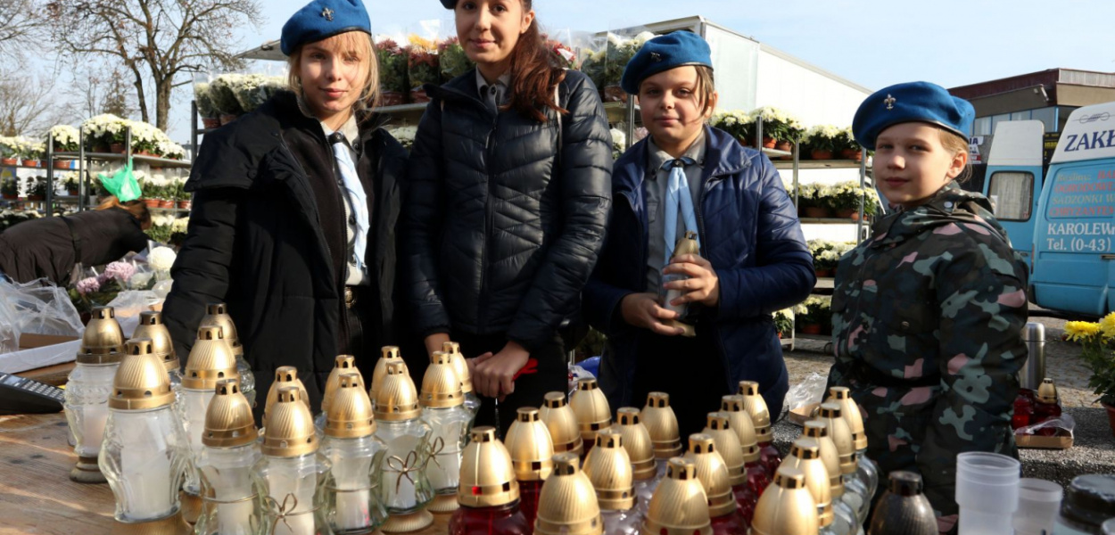 Co robią zuchy i harcerze pod cmentarzem?