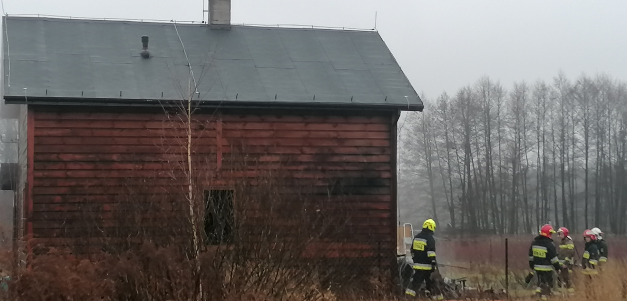  Czy to było podpalenie? Pożar domku jednorodzinnego gasiło 6 jednostek…