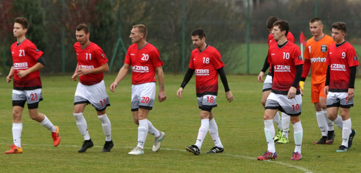  Jesienią wygrali tylko cztery razy. Beniaminek GLKS Dłutów będzie się…