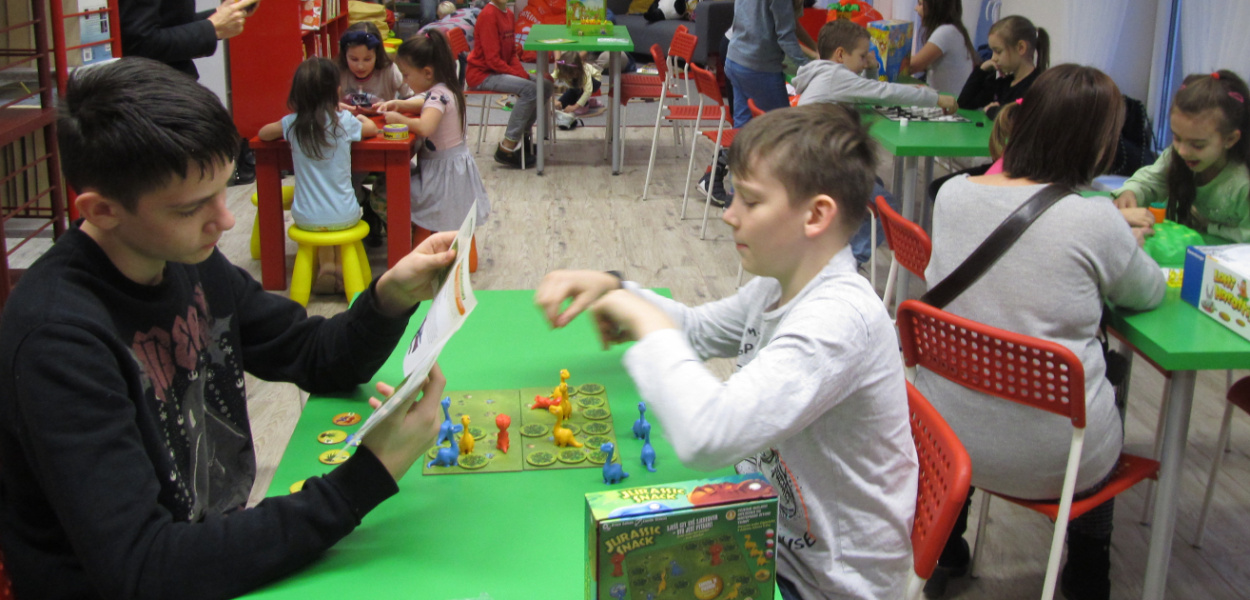 Grali w warcaby, małpki i dobble