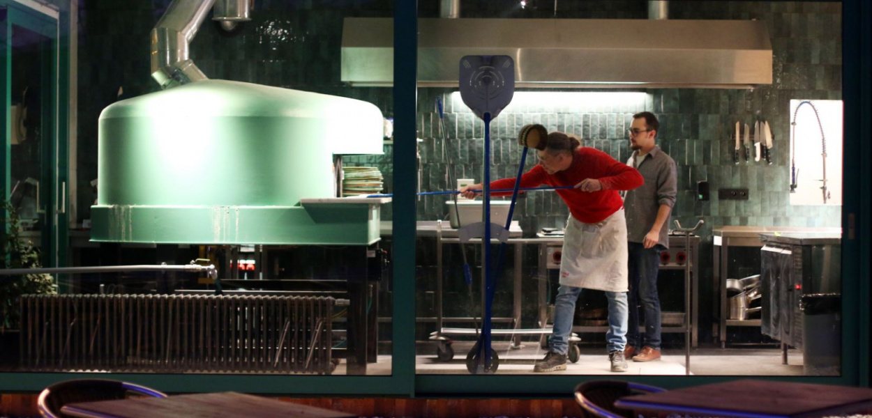  Pizza w minutę i 40 sekund. Tak się robi prawdziwy, włoski przysmak w…