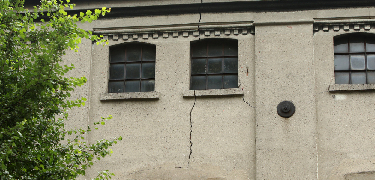  Groźba katastrofy budowlanej: Urzędnicy opuścili budynek, strażnicy…