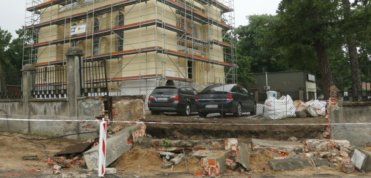 Runął mur przy zabytkowej kaplicy. Jego naprawa to nie taka prosta sprawa