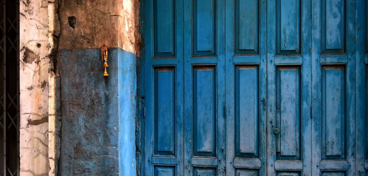 Drewniane elementy w ogrodzie - jaką farbę wybrać do drewna