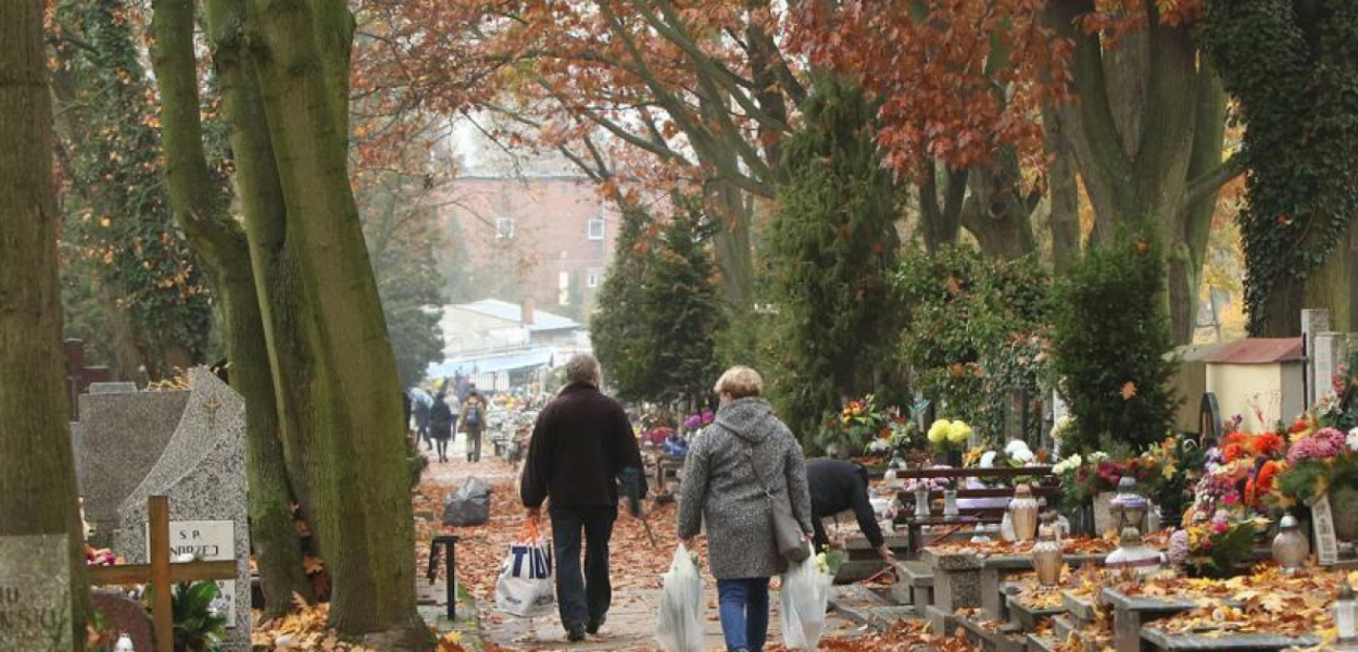 Cmentarze otwarte. Tłumów nie ma, ale...