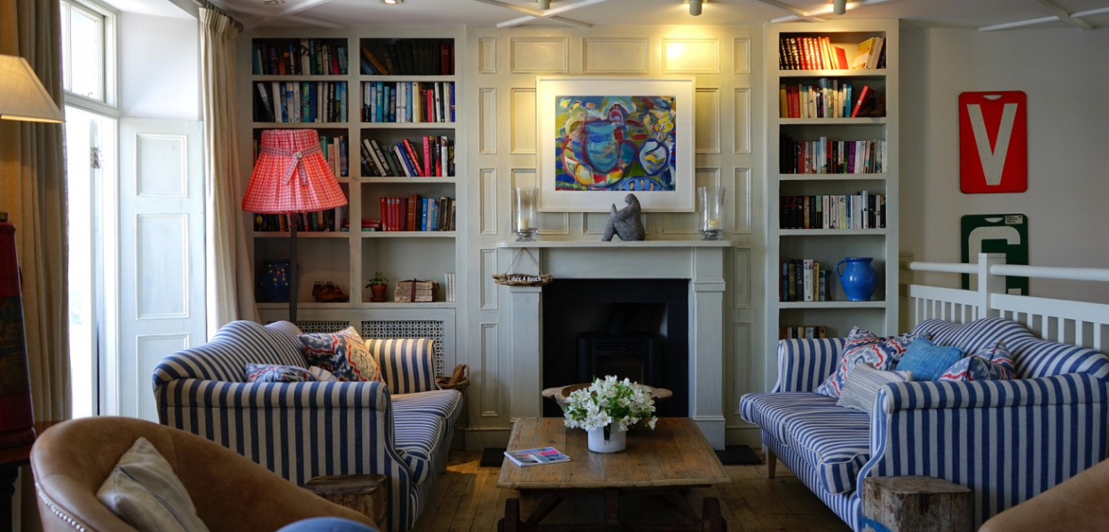 Duże plafony sufitowe do salonu - wybieramy najładniejsze