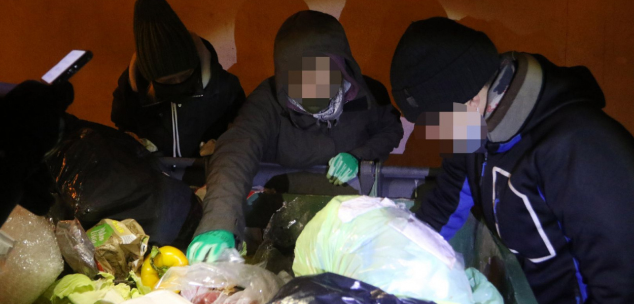  Z marketowego kubła można wygrzebać dosłownie wszystko. Tournee po…