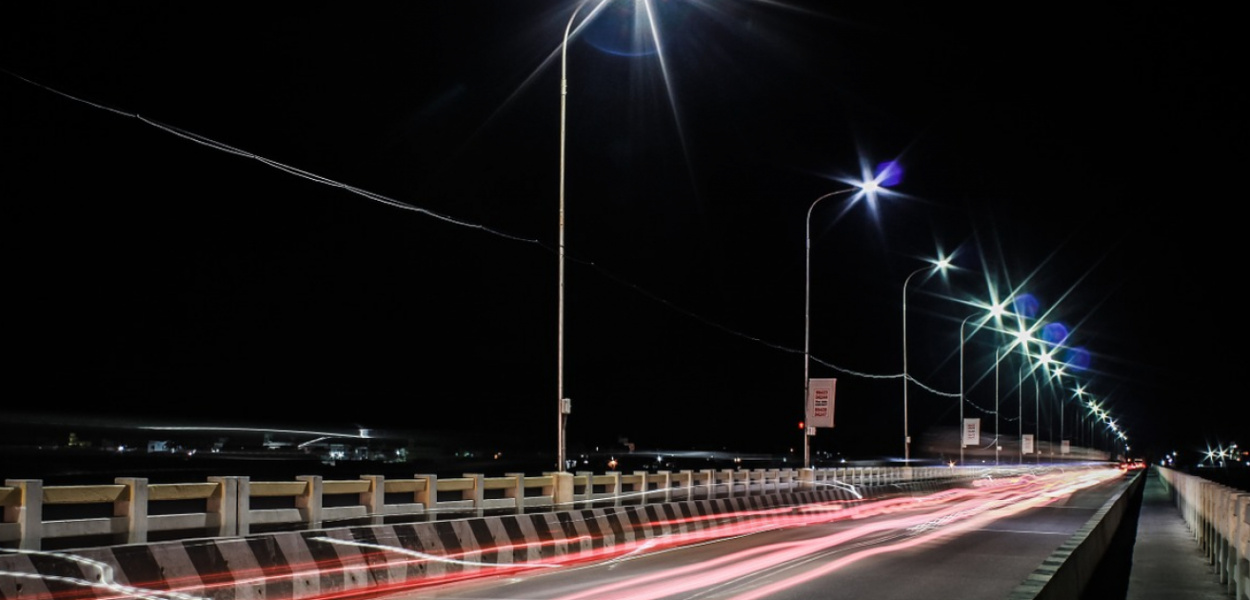 Czy warto oszczędzać na oświetleniu ulicznym? Tylko w rozsądny sposób!