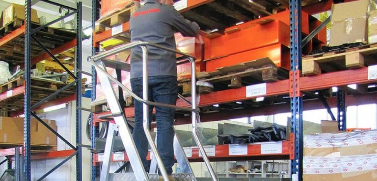  Co wyróżnia drabiny magazynowe na tle zwykłych narzędzi dla…