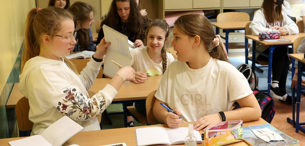  Wielki powrót uczniów do szkół. Po prawie roku nauki zdalnej zasiedli w…
