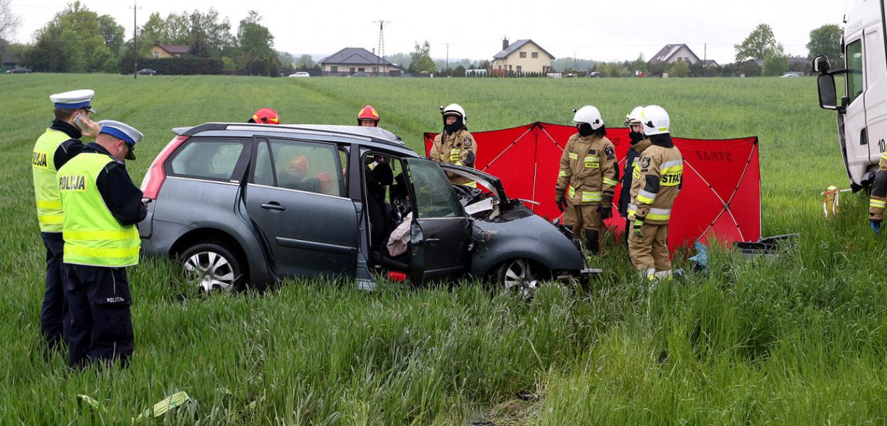  Zderzenie czołowe z ciężarówką. Kierowca osobówki nie żyje…