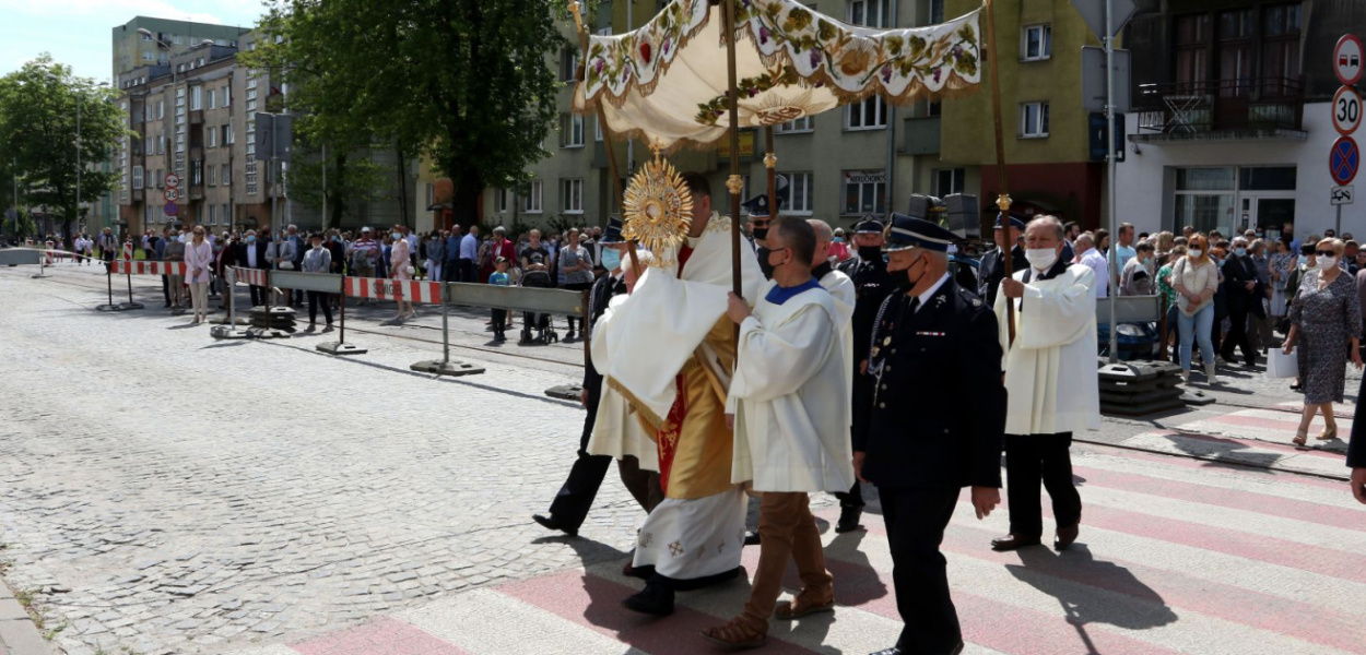 Boże Ciało 2021: Procesja wzdłuż rozkopanej ulicy Zamkowej