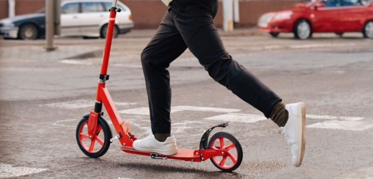  Koniec samowolki na hulajnogach elektrycznych. A co z rolkami i…