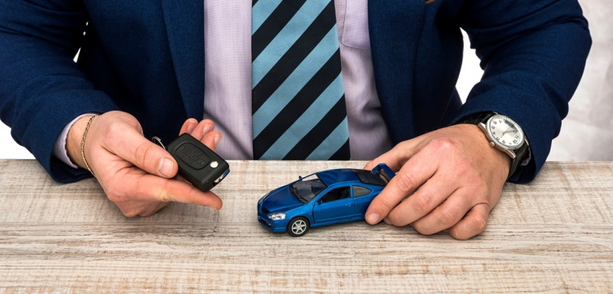 Samochód bez prawa jazdy- co należy wiedzieć o tych uprawnieniach?