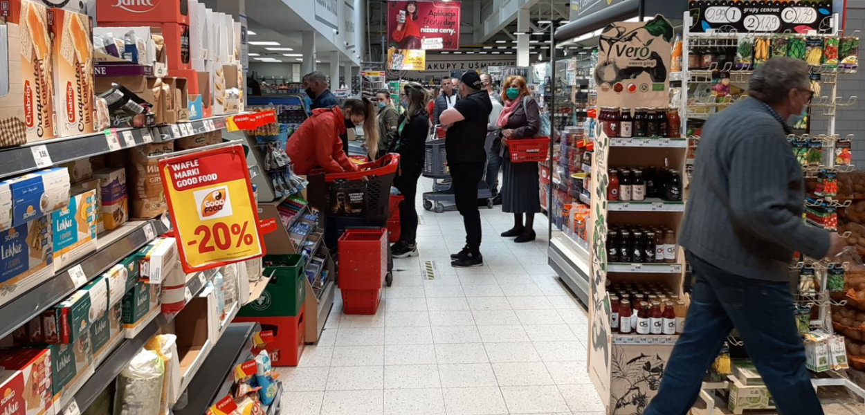 Od dziś będzie tłoczniej. Limity tylko dla niezaszczepionych [SONDA]