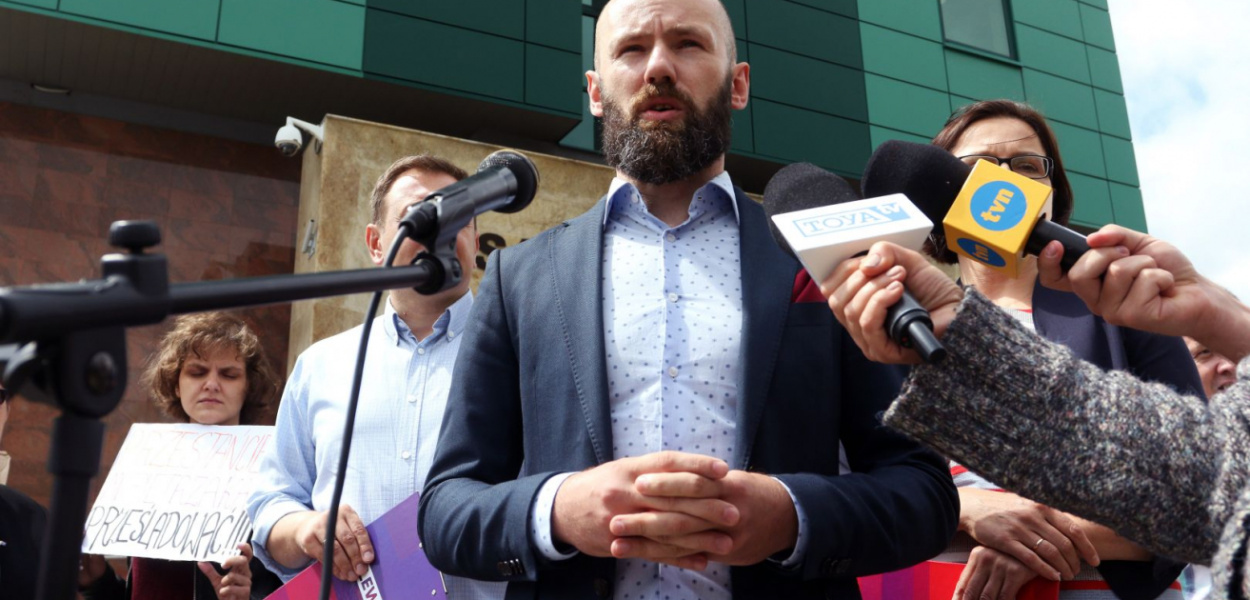 Michał Pietrzak przed sądem. "To jest straszne, że PiS ciąga po sądach…
