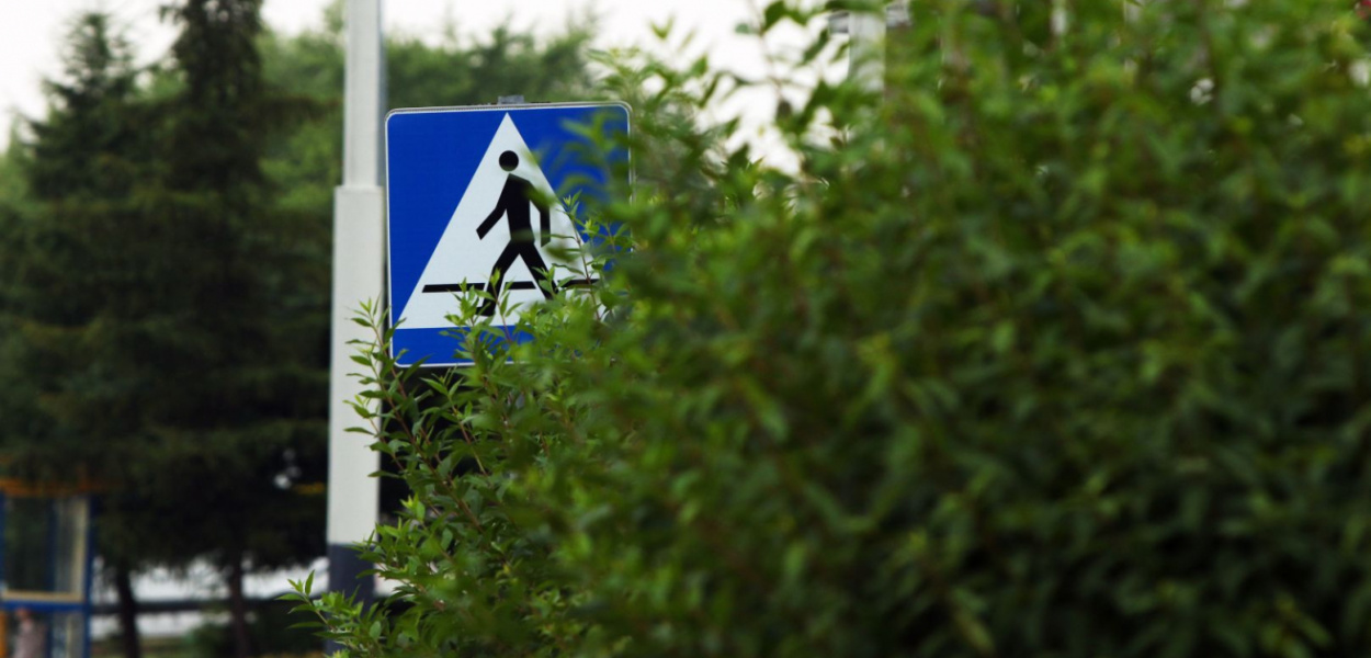  Zbliżającego się do pasów pieszego nie widać. W tych miejscach lepiej…