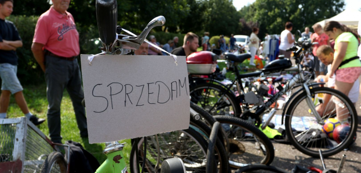 Wyprzedaż garażowa na Bugaju: wielu sprzedawców, tłumy klientów
