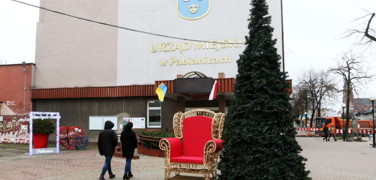  W centrum miasta stanęła świąteczna ramka i fotel św. Mikołaja.