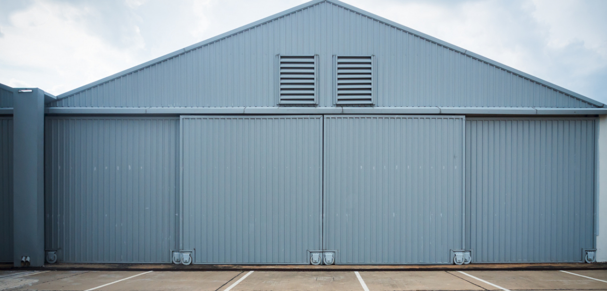 Dlaczego dobrze dobrane bramy przemysłowe mogą generować oszczędności?