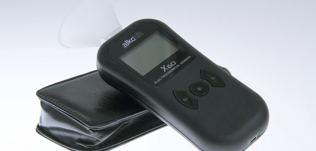 Czym się różni alkomat elektrochemiczny od półprzewodnikowego?