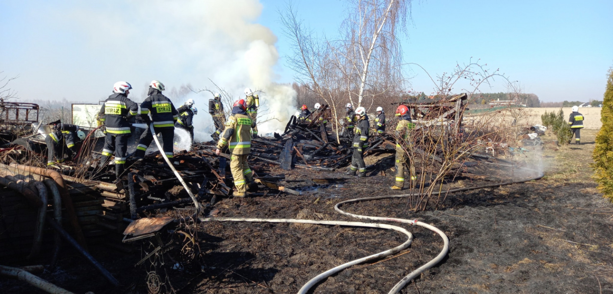  Gospodyni zaprószyła ogień. Pożar przeniósł się na stertę drewna.