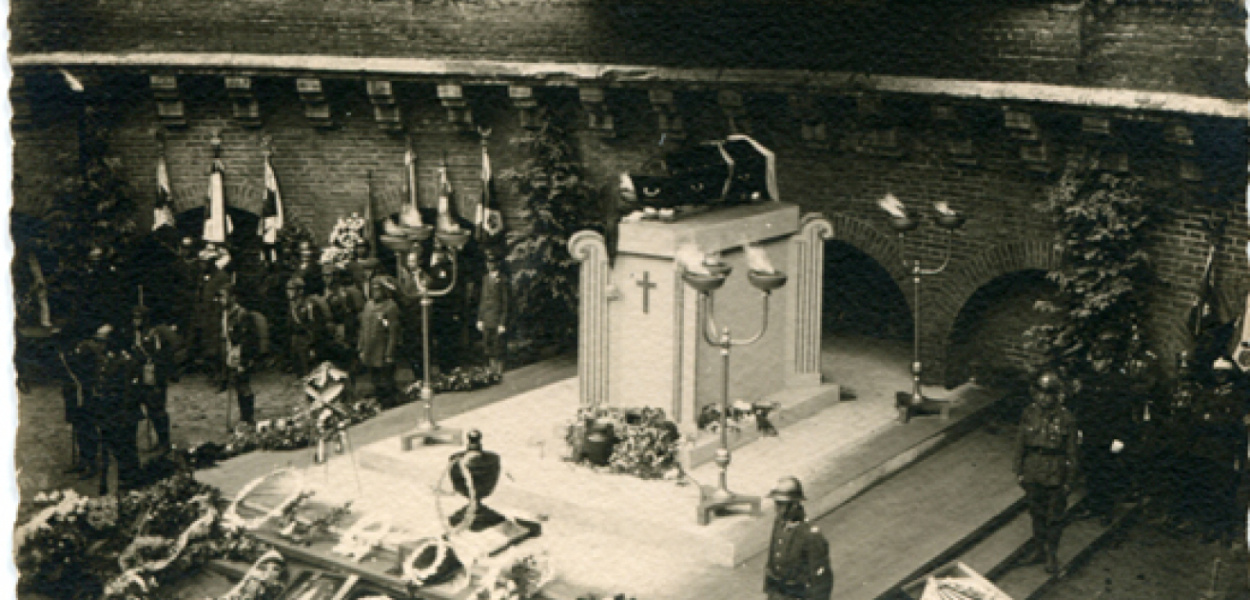 Baczność, wiozą trumnę Słowackiego! Pabianice na kolanach