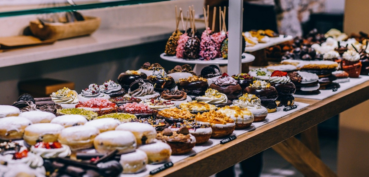 Jak ozdobić tort za pomocą czekolady?