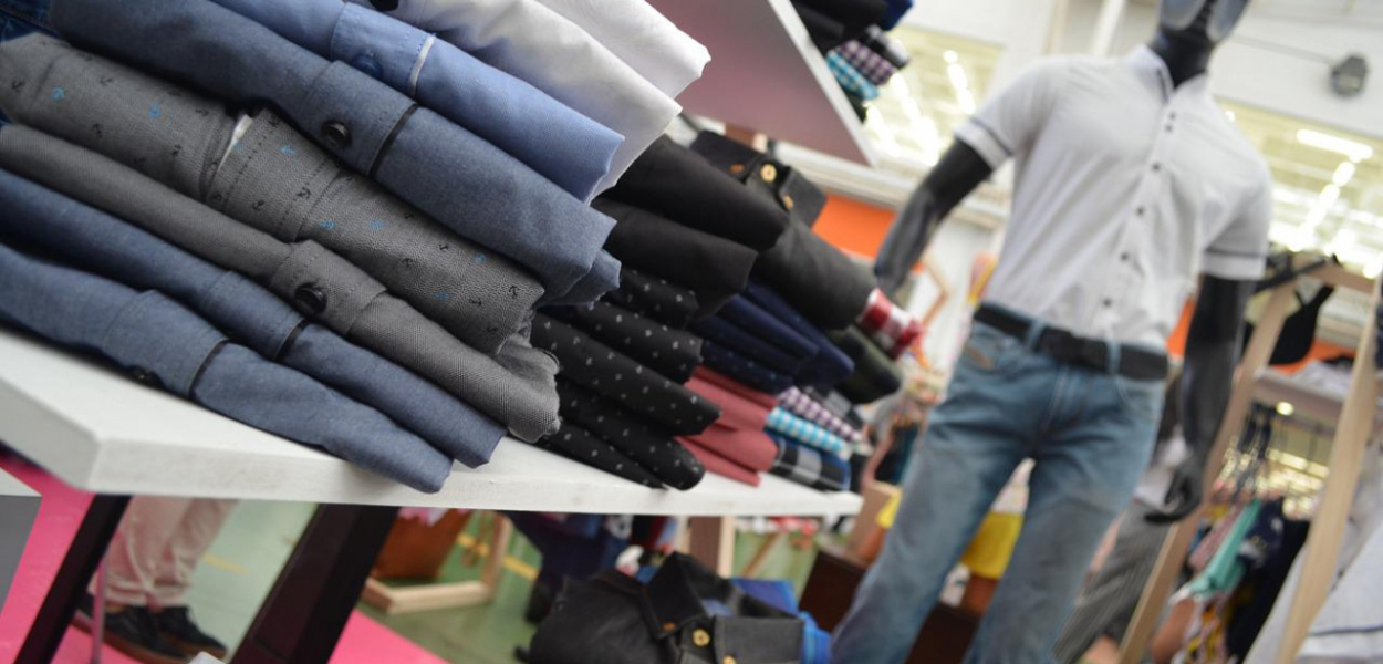 Koszula męska, spodnie i buty - jak modnie połączyć te elementy?