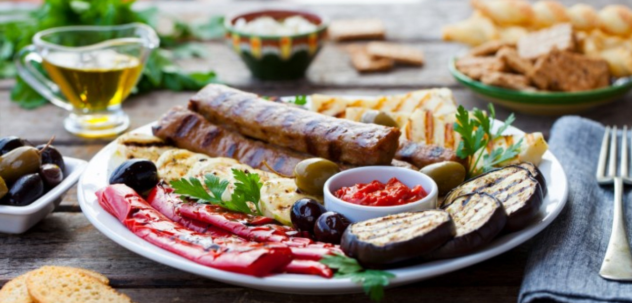  Królowa grilla: ogniskowe menu dla całej rodziny z kiełbasą w roli…