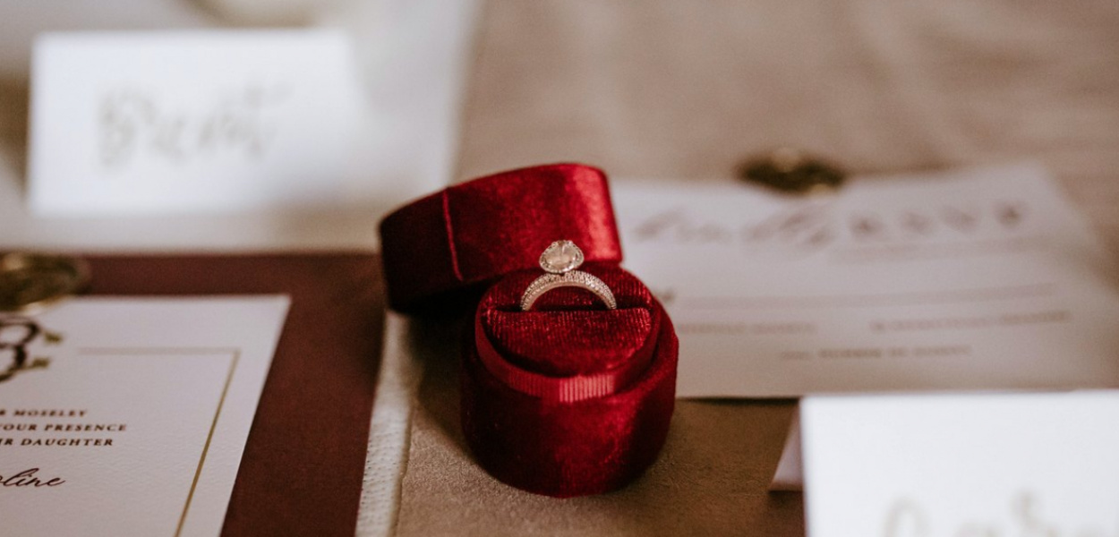 Jak wybrać pierścionek zaręczynowy?