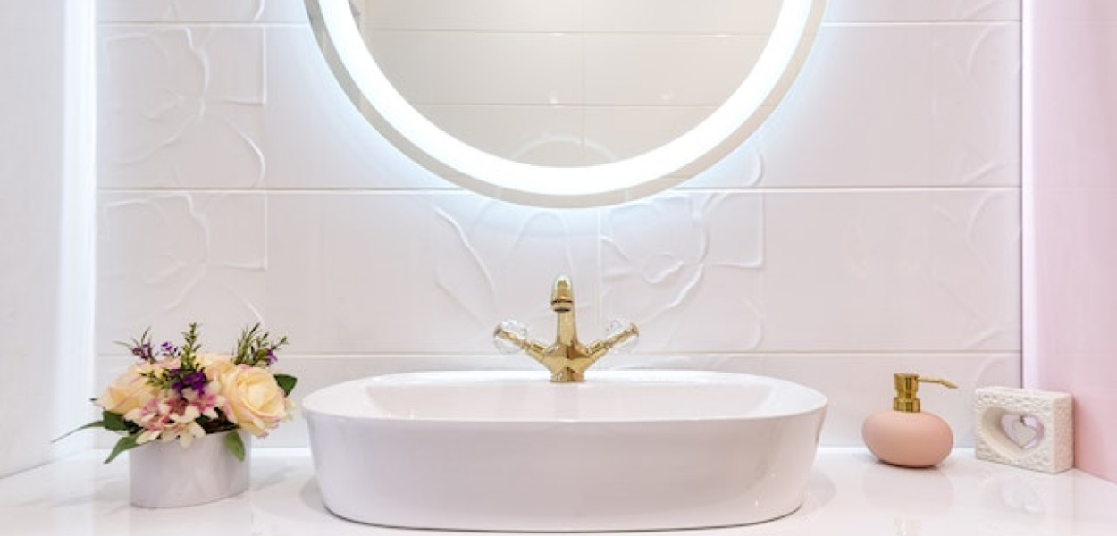 Lustro z oświetleniem - jak dopasować je do stylu łazienki?