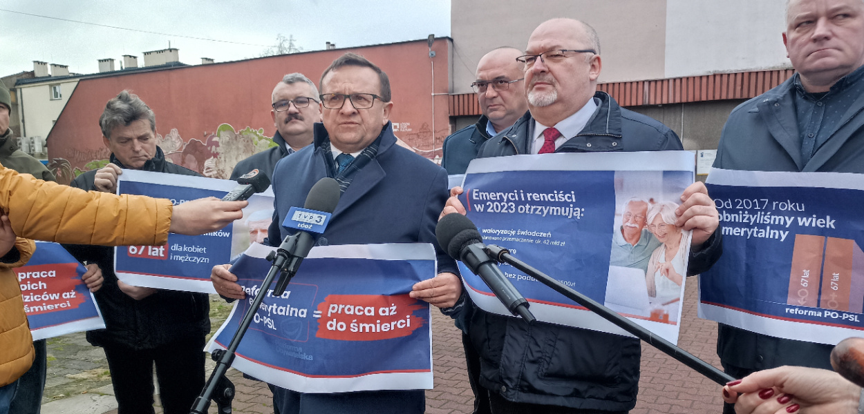  "Nasz rząd dba o seniorów". Politycy PiS wytykają PO podniesienie wieku…