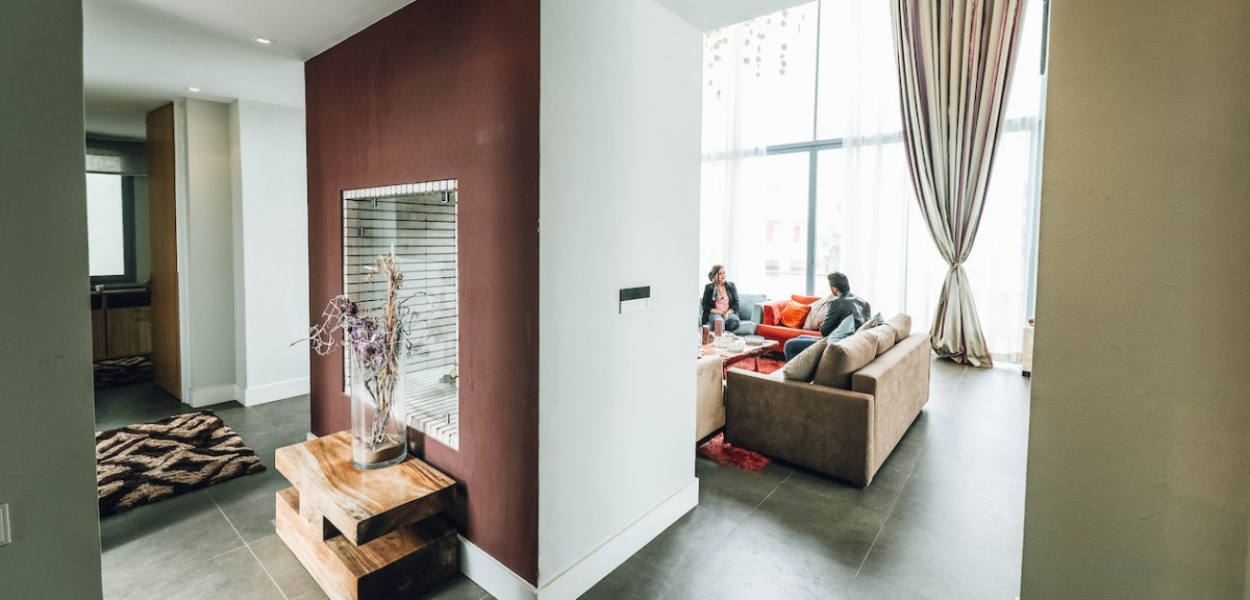 Dlaczego warto kupić płytki do salonu?